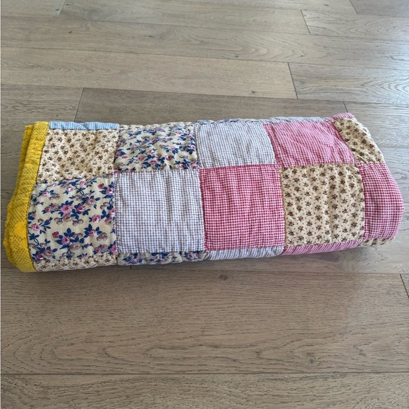 Patchwork Quilt with Floral Patterns - Picture 1 of 5